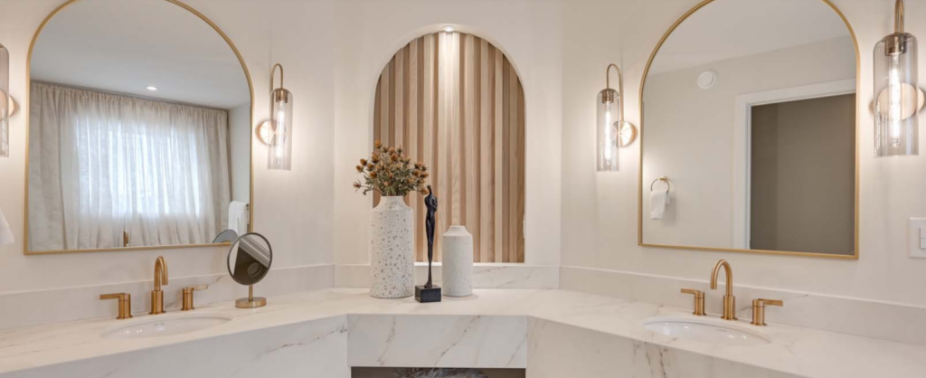 A luxurious ensuite with arches and gold details